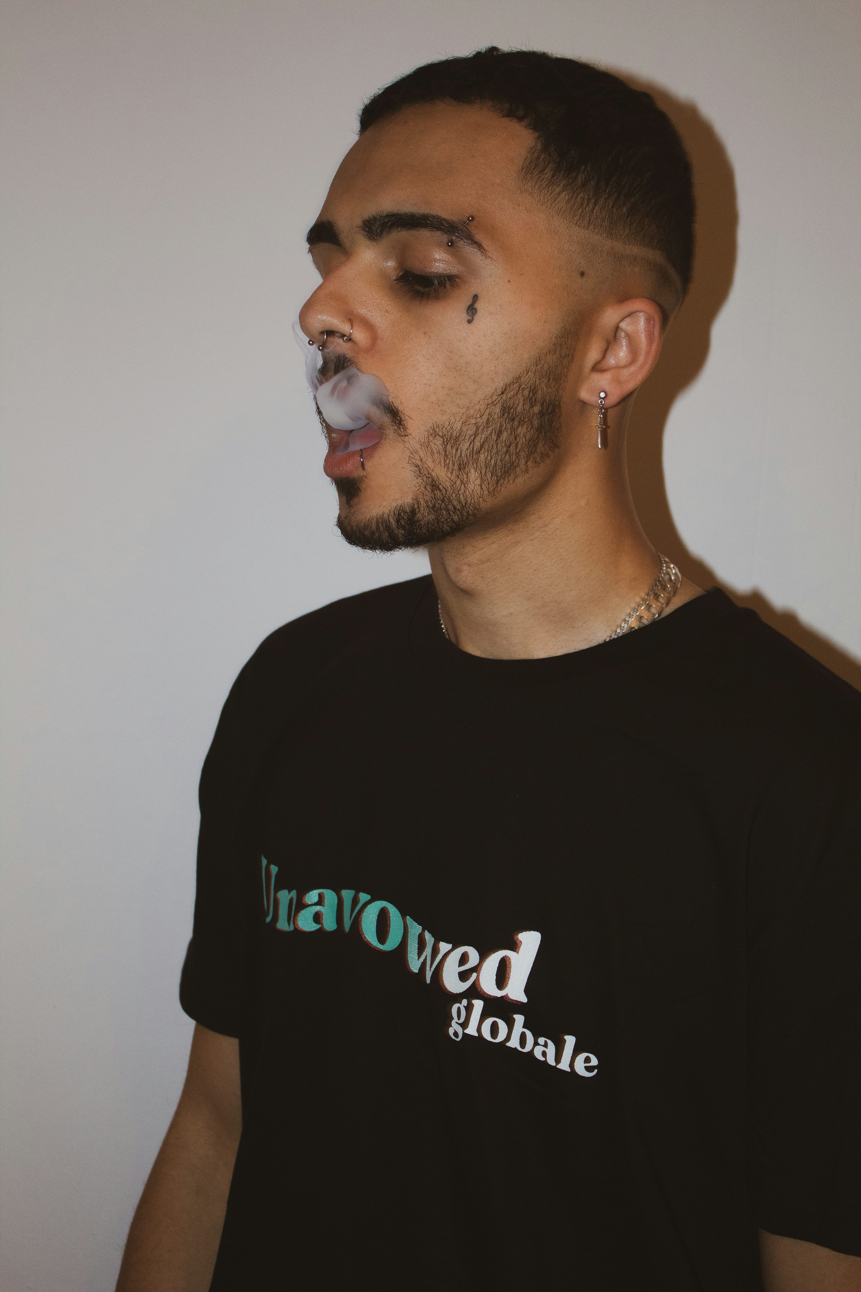 man in black crew neck t-shirt