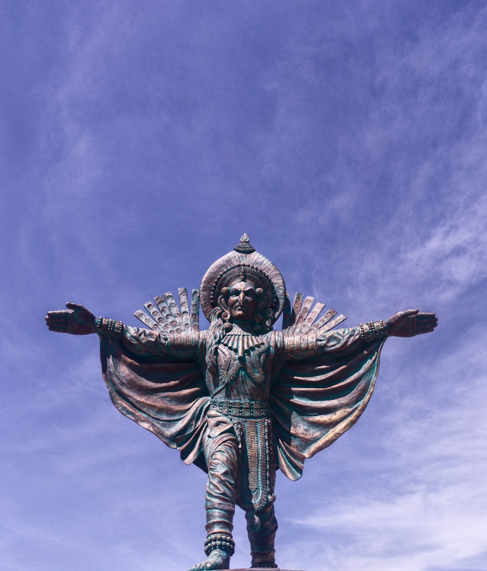 Grau-schwarze Statue unter blauem Himmel