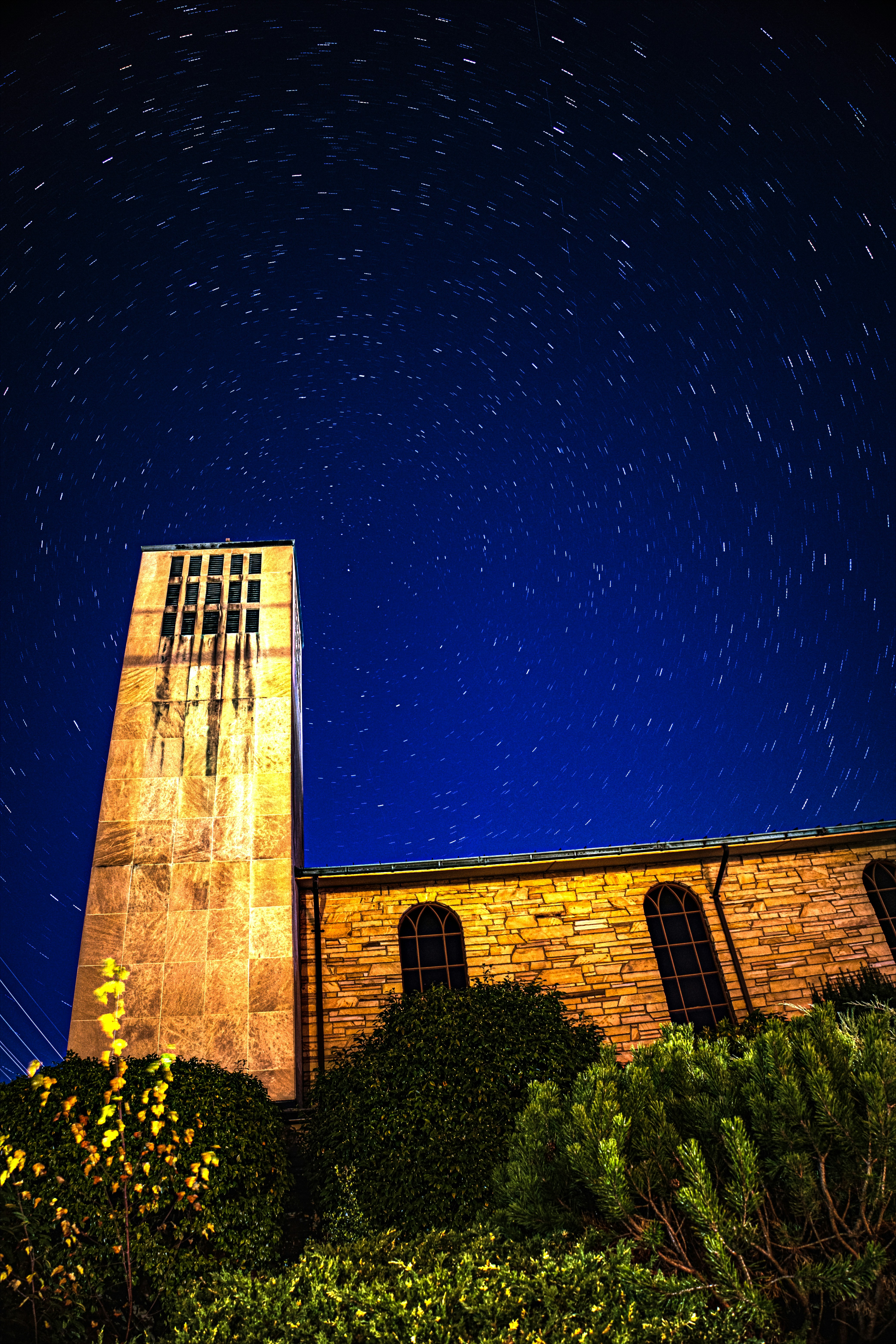青空に褐色のレンガ造りの建物
