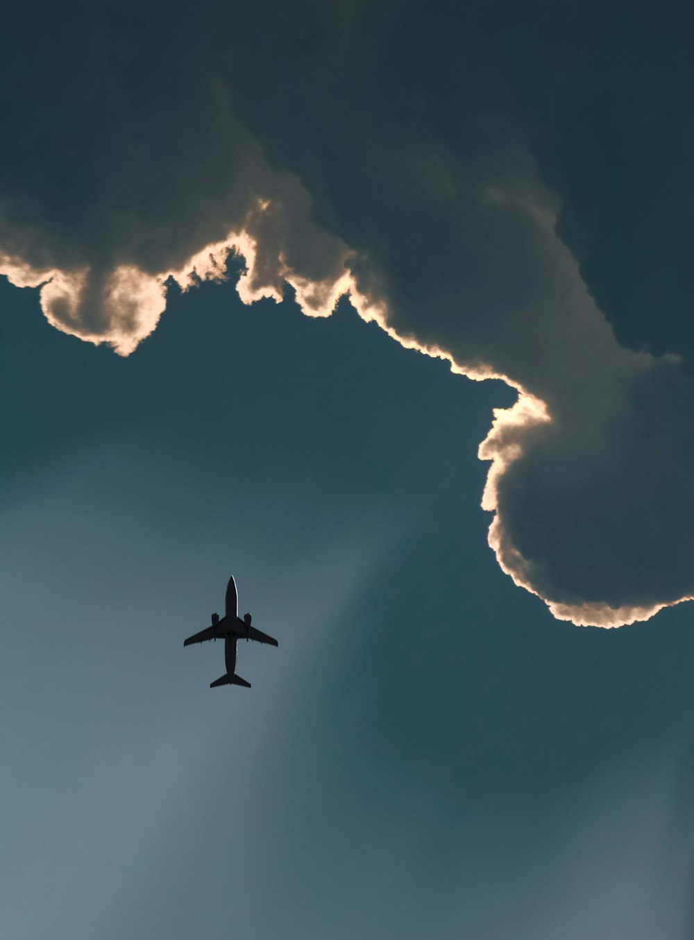 airplane flying in the sky during daytime