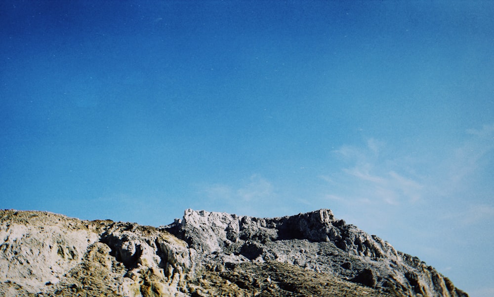 Montaña rocosa bajo el cielo azul durante el día