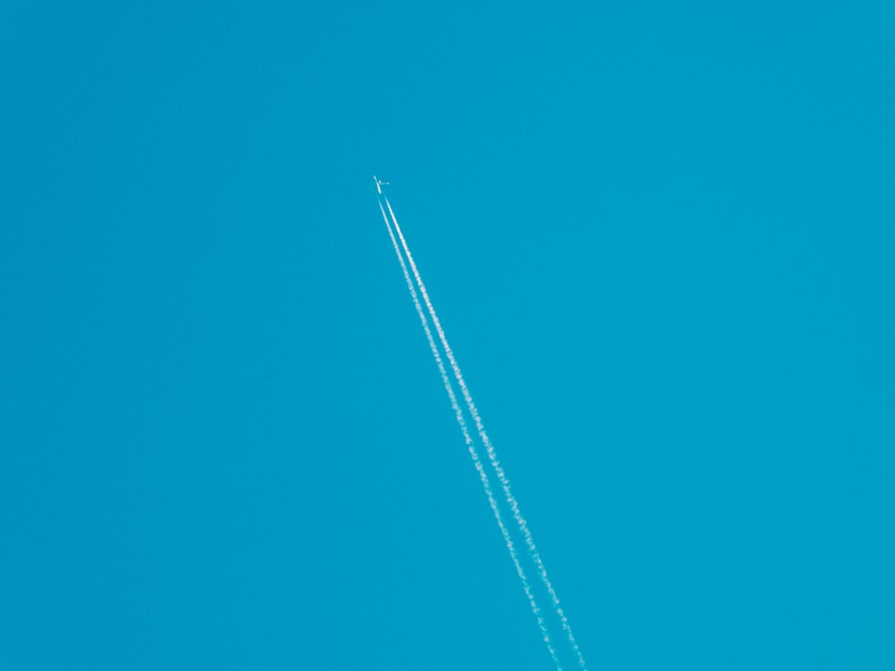 하늘에 하얀 비행기