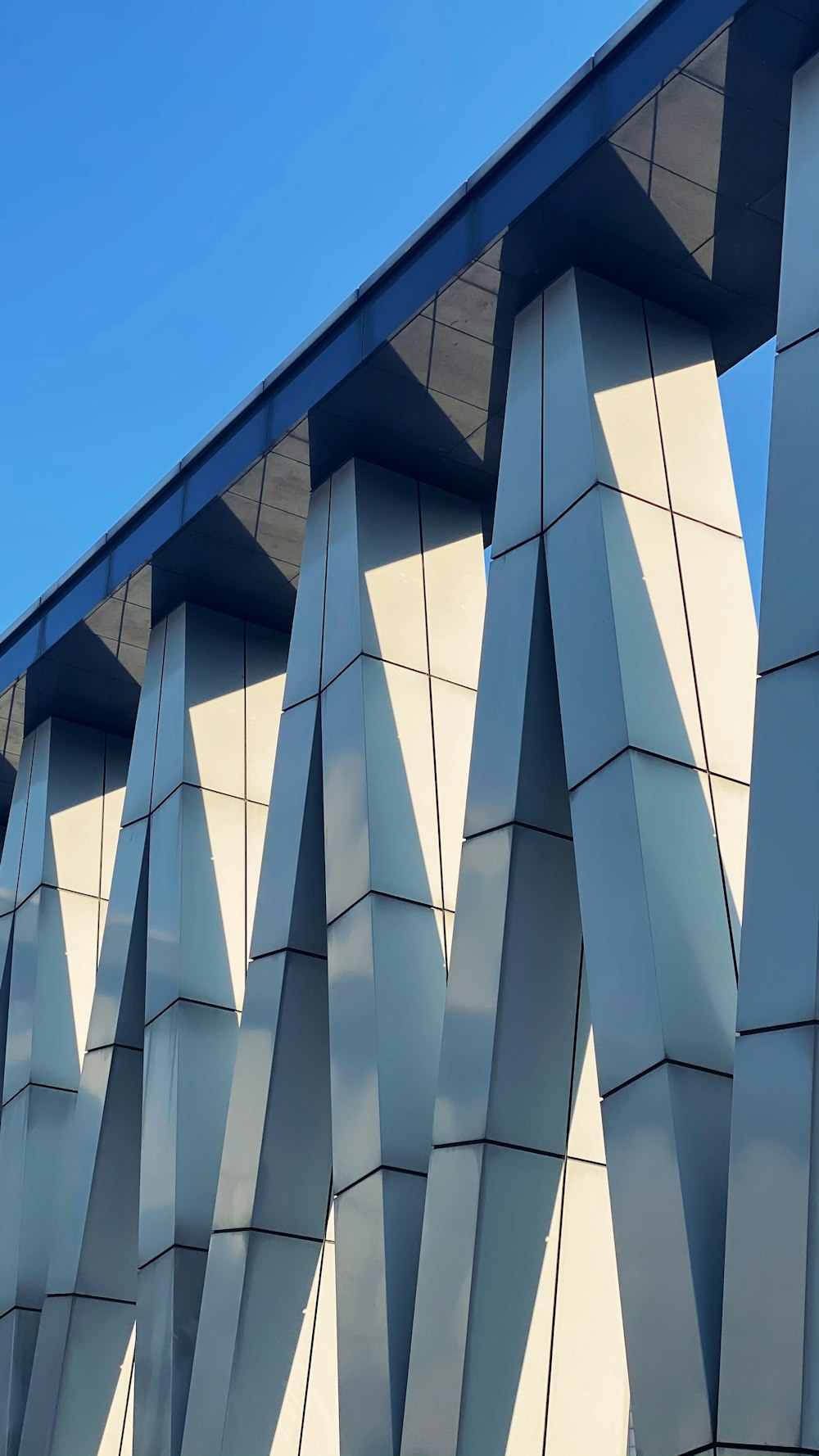 bâtiment en béton blanc pendant la journée