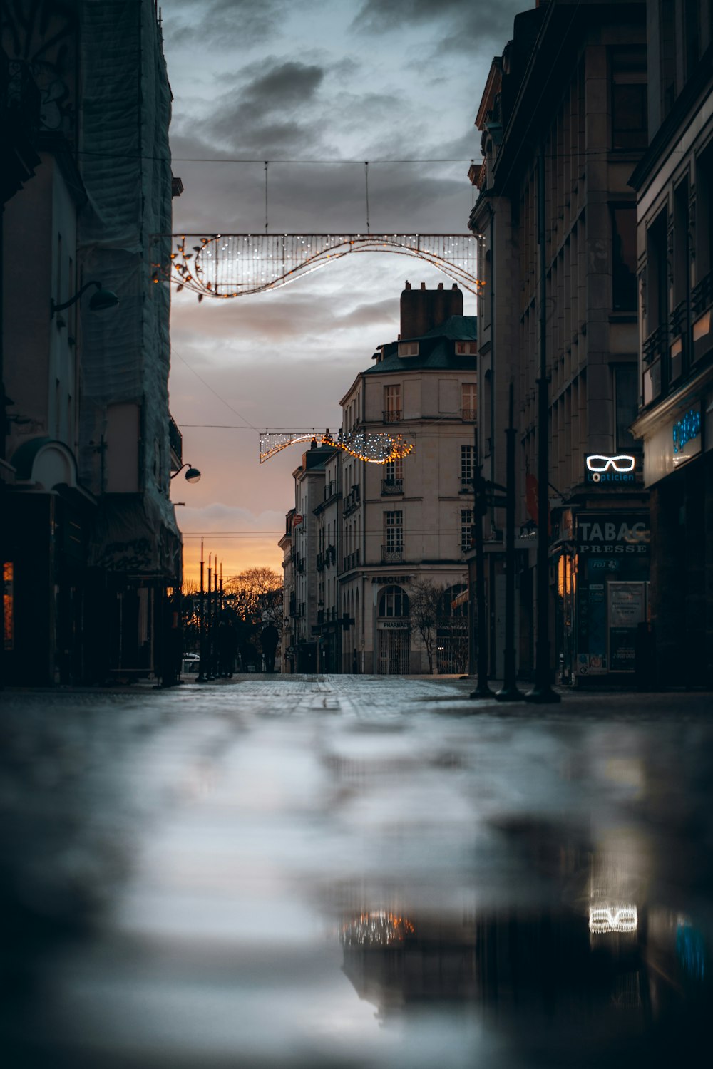 bâtiment en béton brun pendant la journée