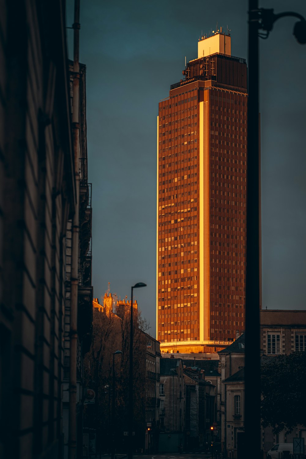 Edificio de hormigón marrón durante el día