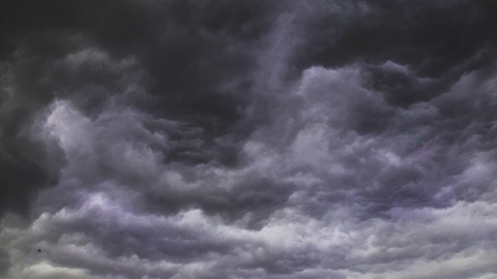 nuages noirs et blancs pendant la journée