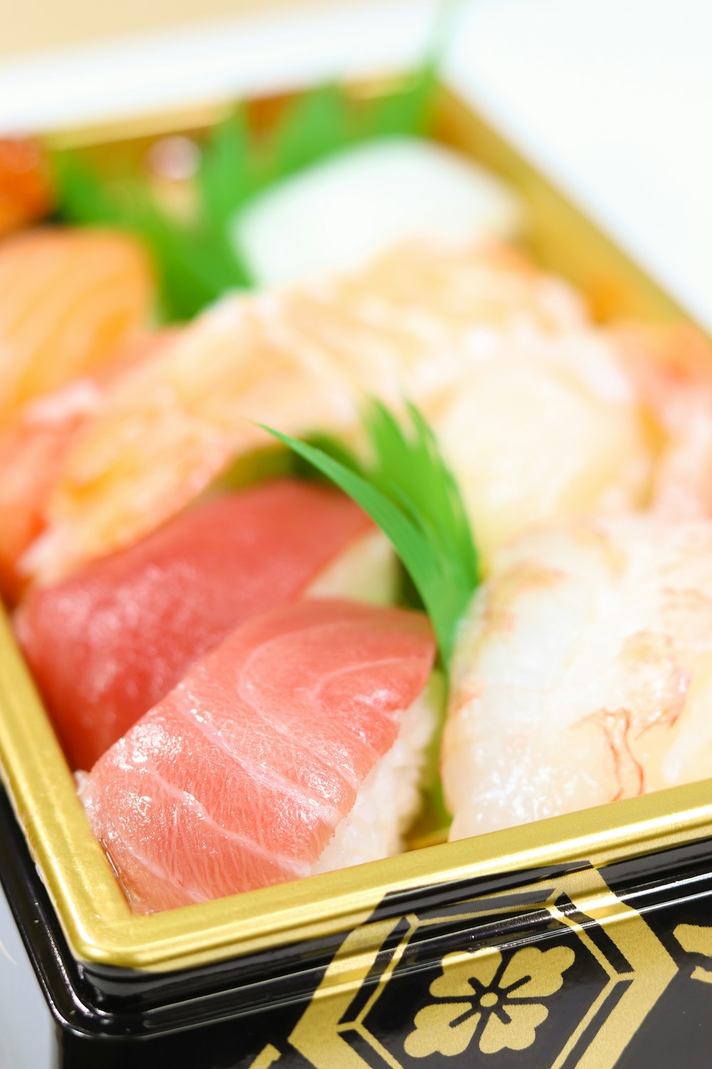 viande tranchée sur assiette en céramique blanche