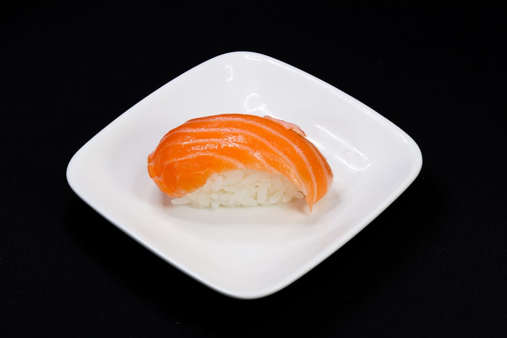 白い陶板にオレンジと白のパン