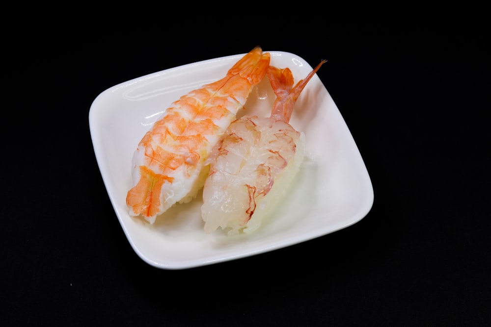 crevettes blanches et jaunes sur plaque en céramique blanche
