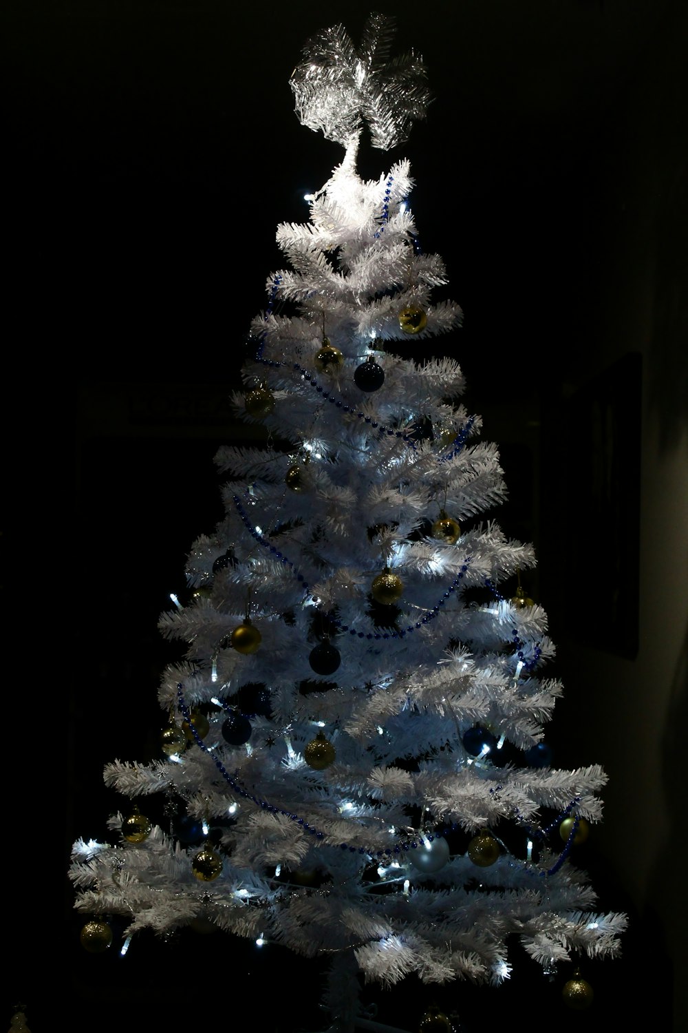 white and blue christmas tree