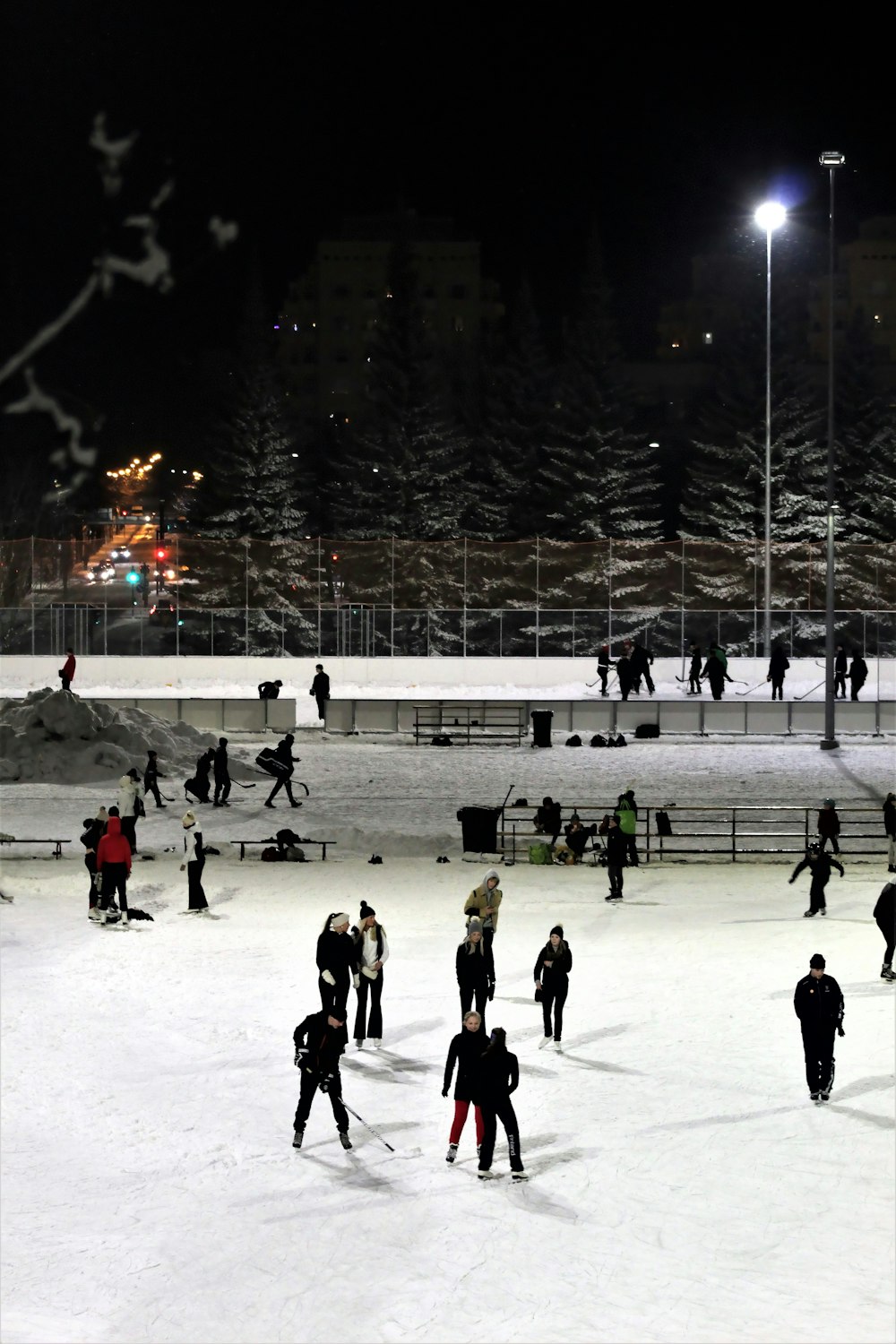 Personas jugando al hockey sobre hielo durante la noche