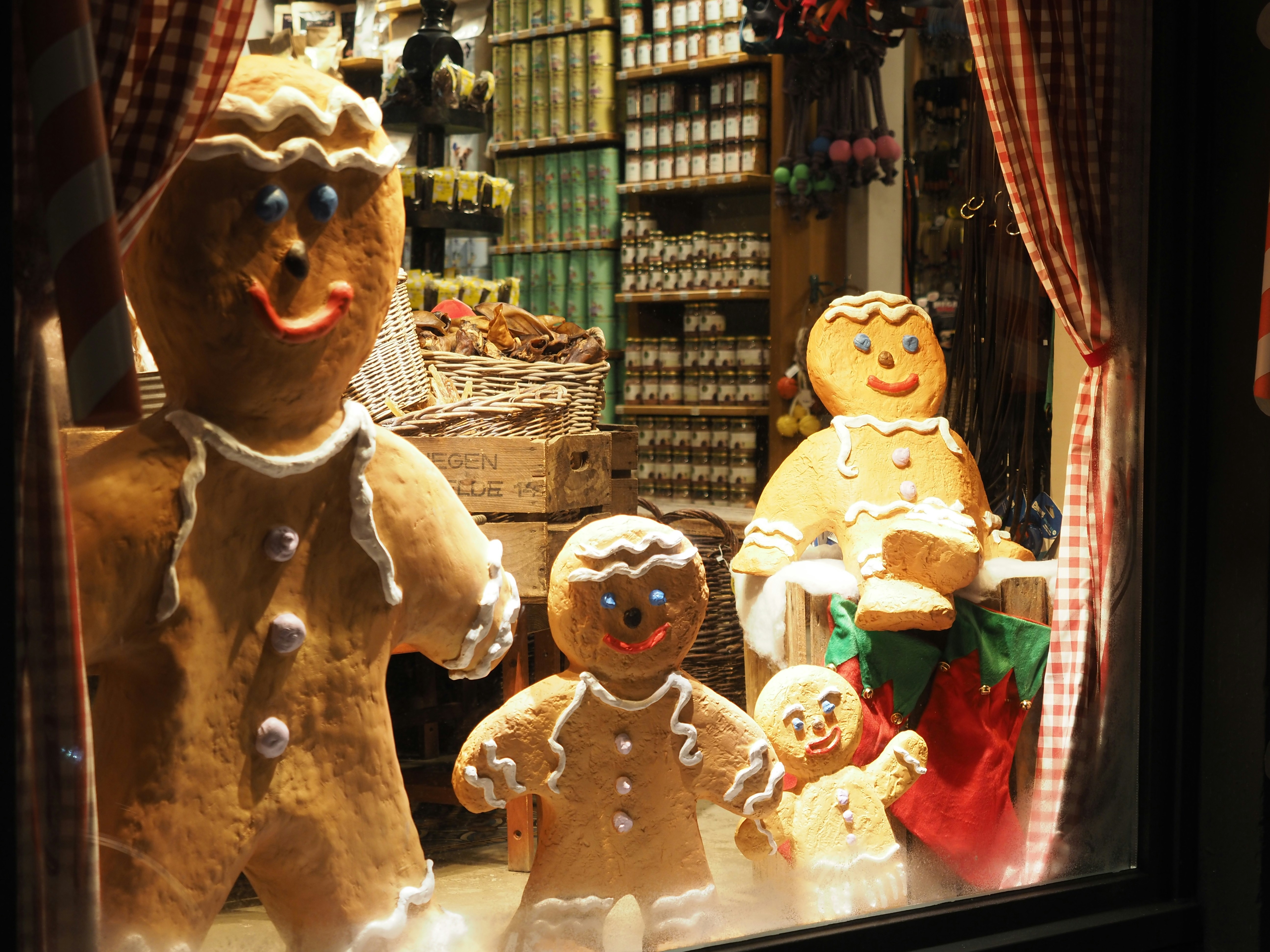 gold and white bear figurines