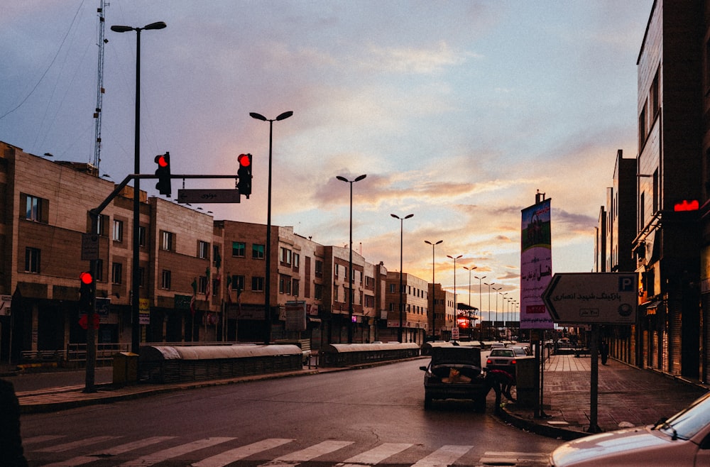 auto su strada vicino agli edifici durante il giorno