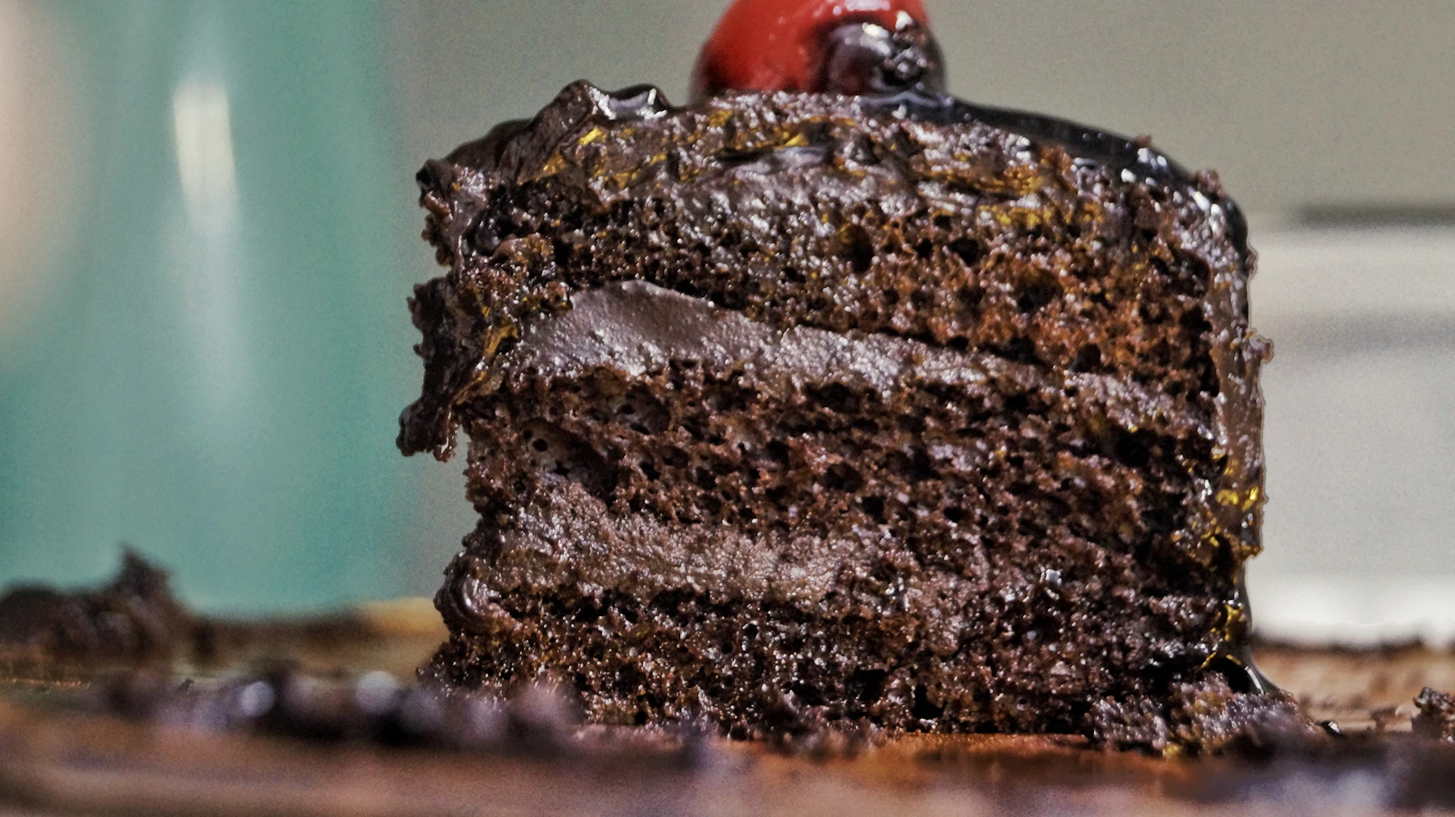 Part de gâteau au chocolat fondant, mie humide et nappage brillant