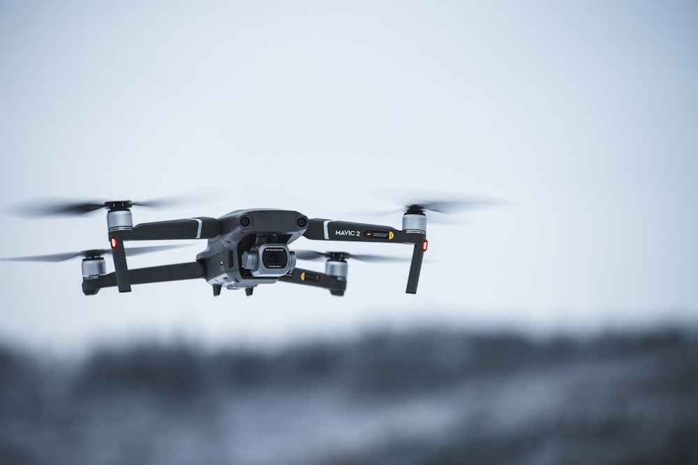 drone noir et blanc dans les airs