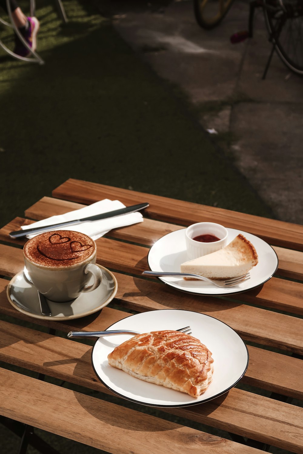 weiße Keramik-Teetasse auf weißer Keramikuntertasse