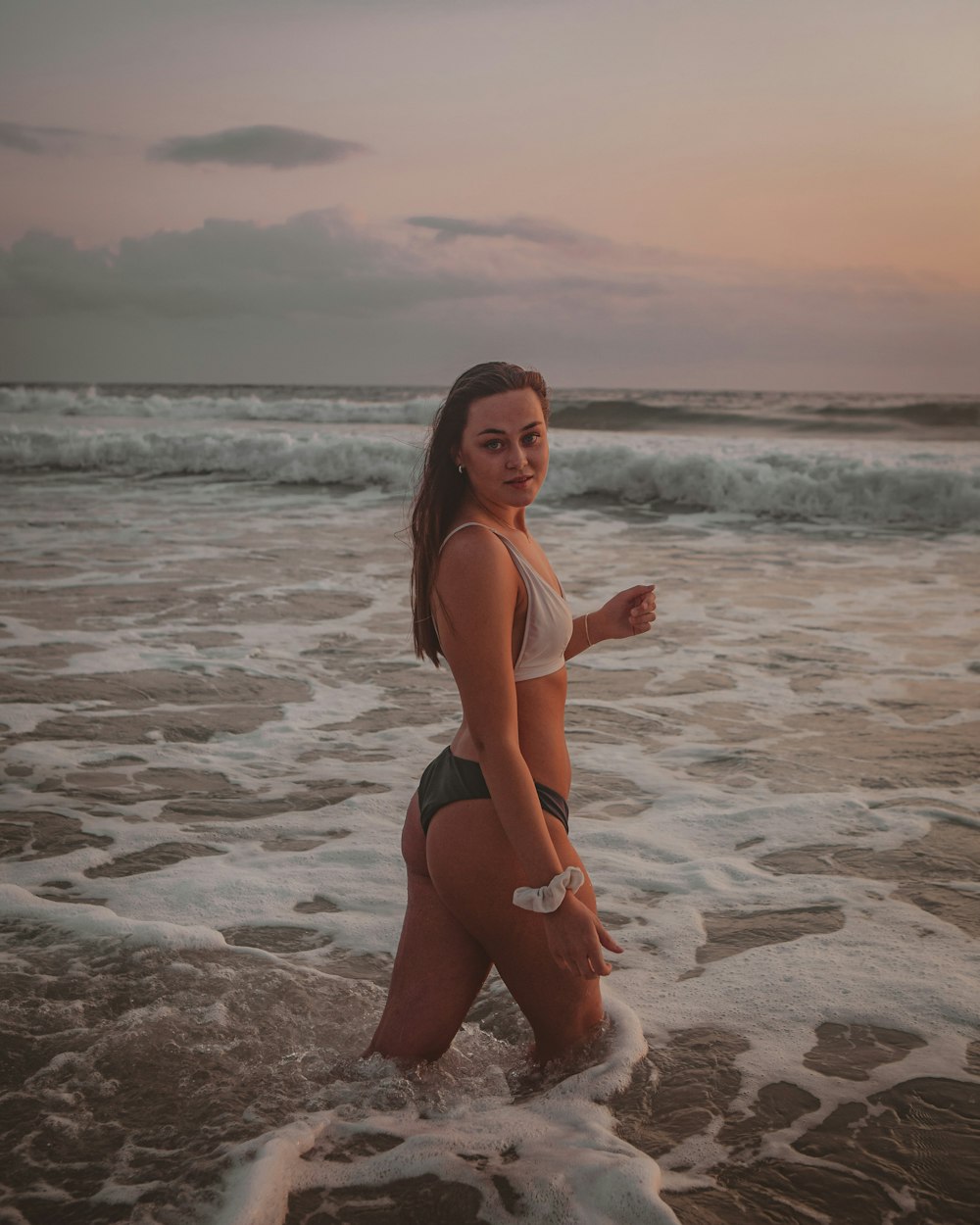 Frau im schwarzen Bikini tagsüber am Strand
