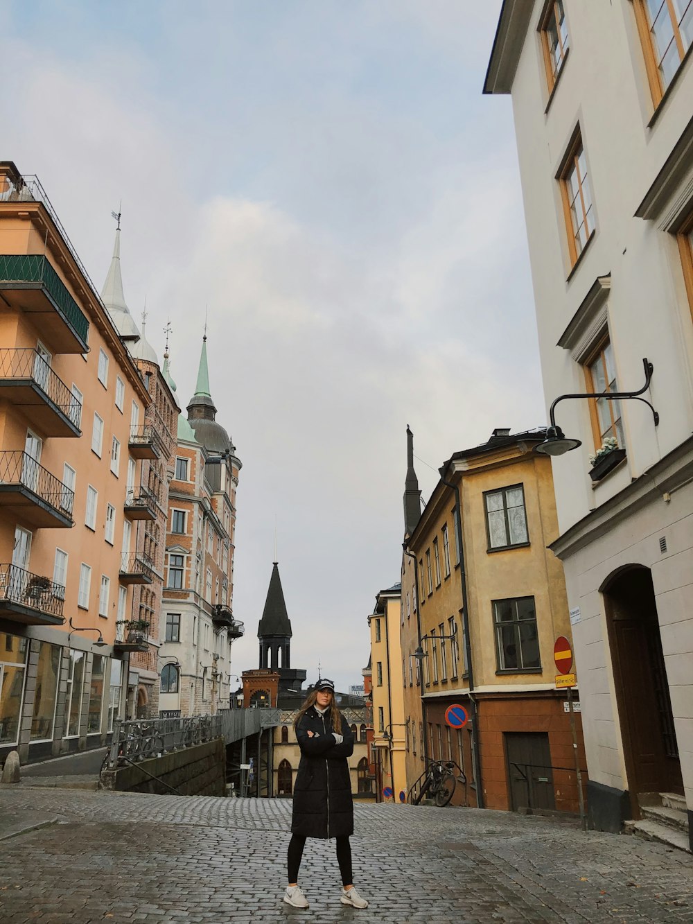 Menschen, die tagsüber auf dem Bürgersteig in der Nähe des braunen Betongebäudes spazieren gehen