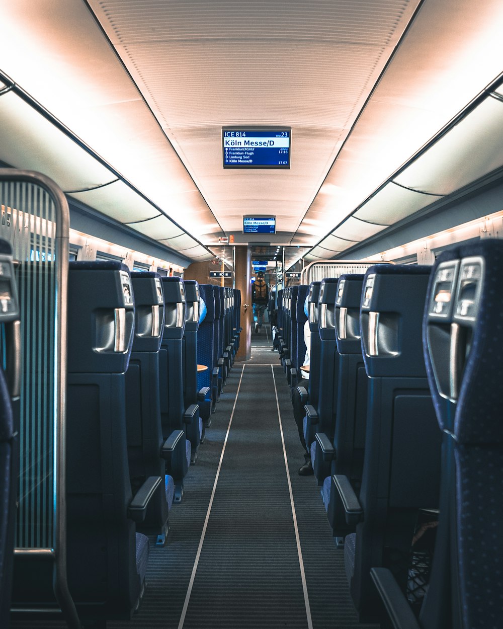 assentos de trem brancos e azuis