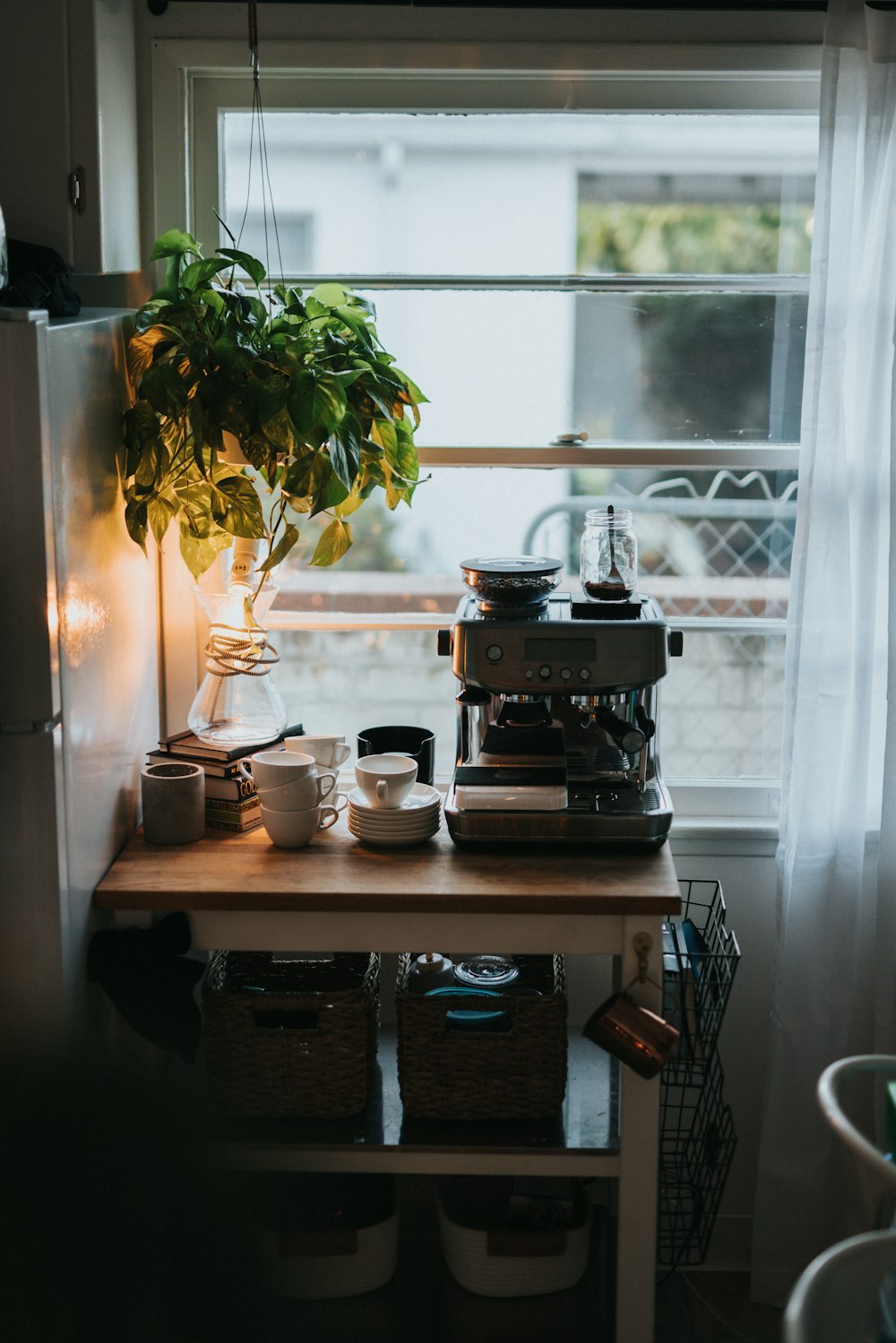 schwarz-silberne Kaffeemaschine auf braunem Holztisch