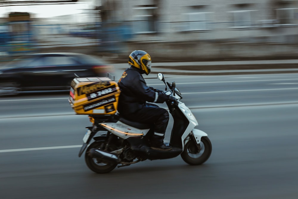 hombre en chaqueta negra montando motocicleta