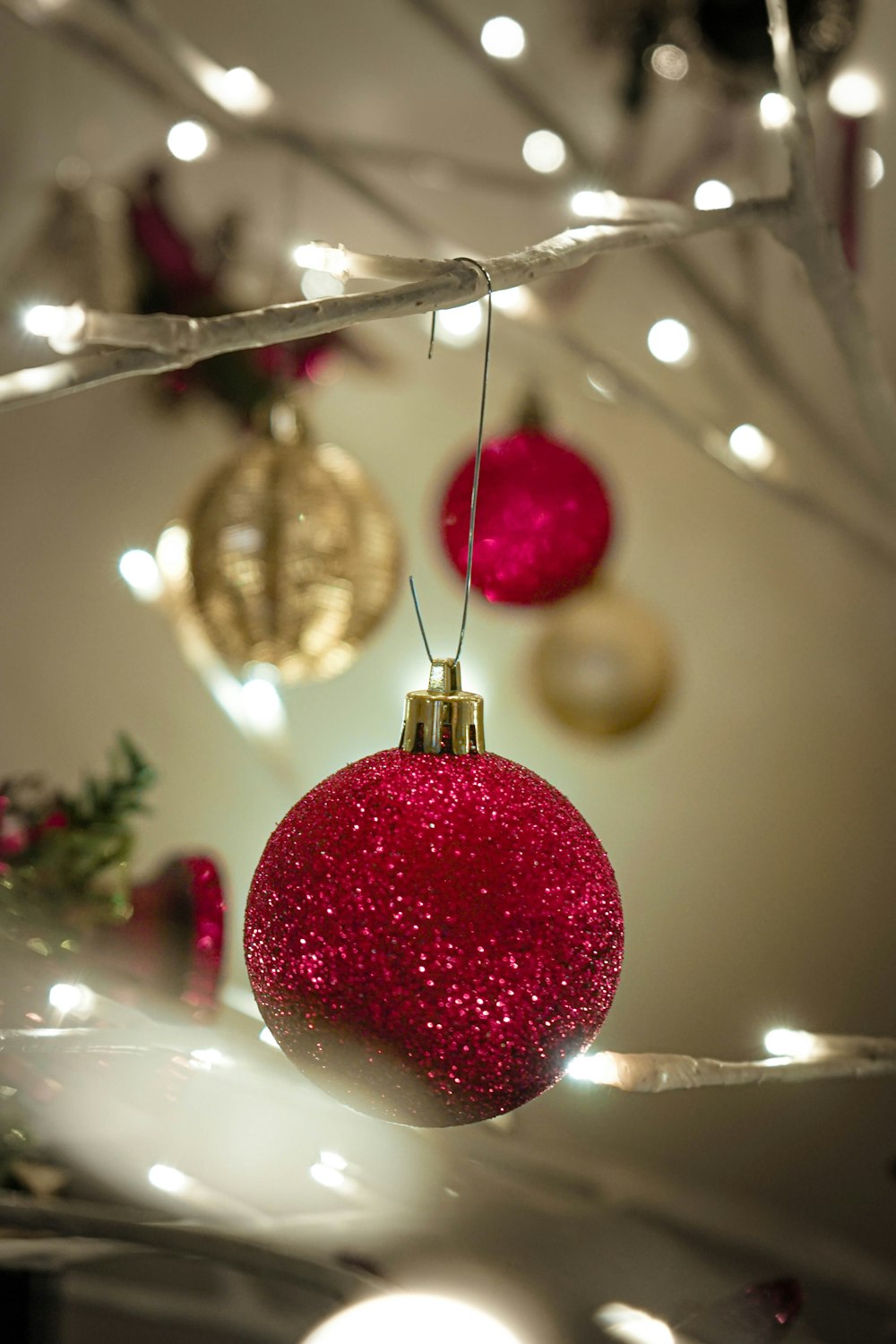 Adornos rojos sobre guirnaldas de luces blancas