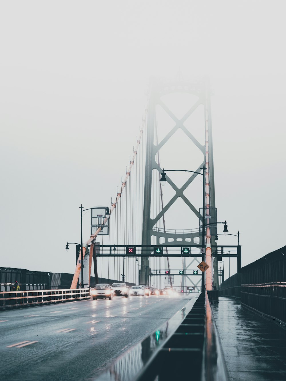 Puente gris bajo el cielo blanco durante el día