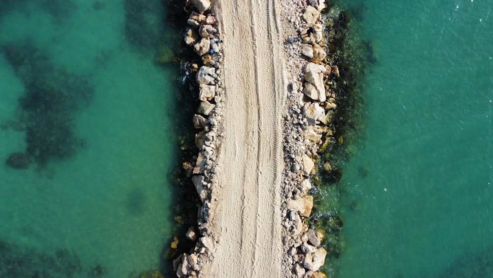 Luftaufnahme des grauen und braunen Strandes