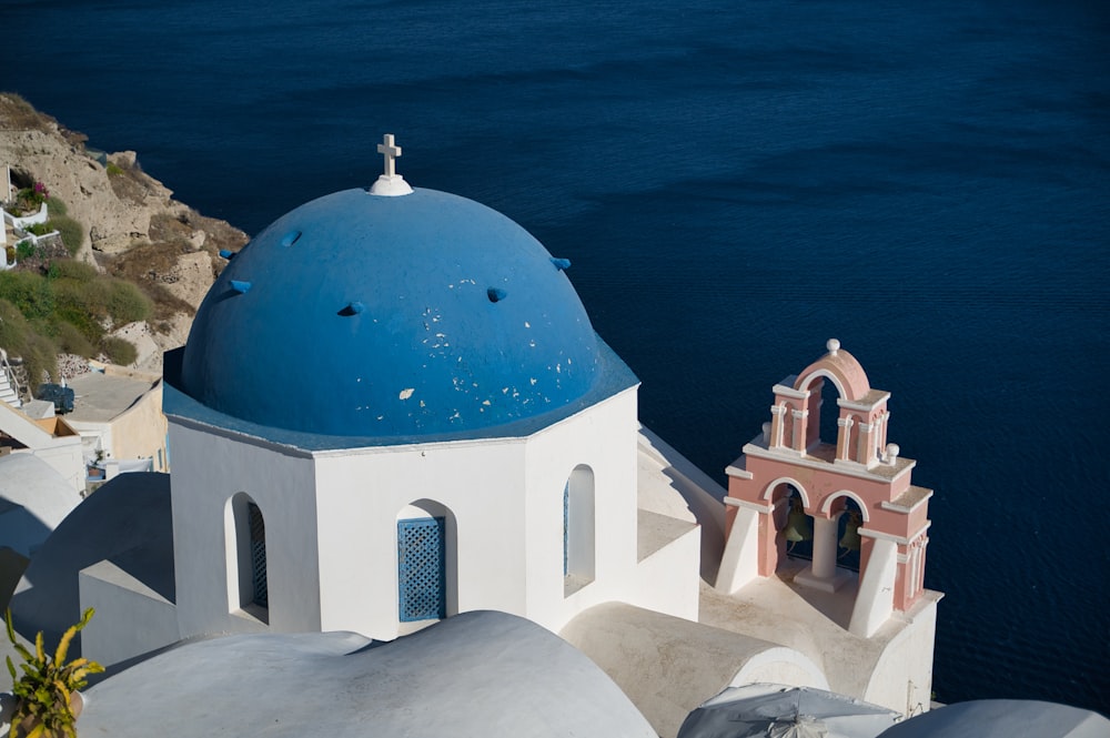 blue and white dome building near body of water during daytime