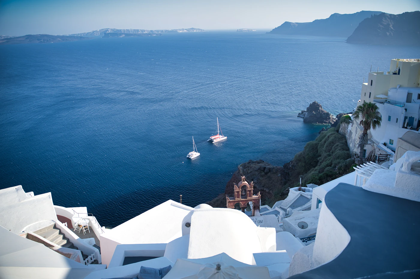 Ferri navegando el mar Egeo frente a la costa de Santorini, Grecia