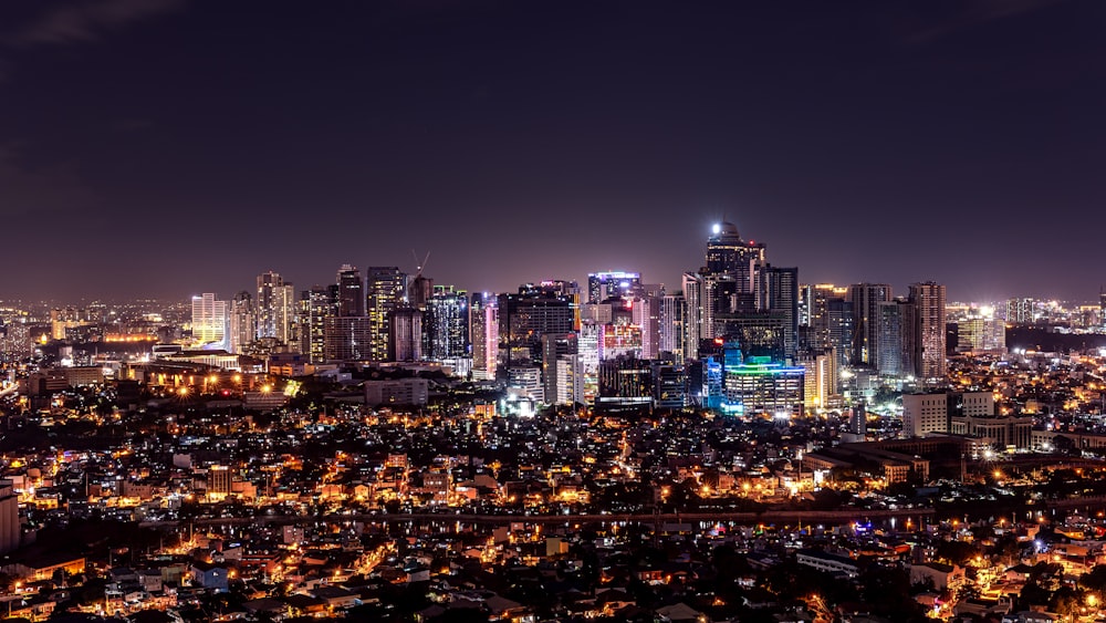 cidade com arranha-céus durante a noite