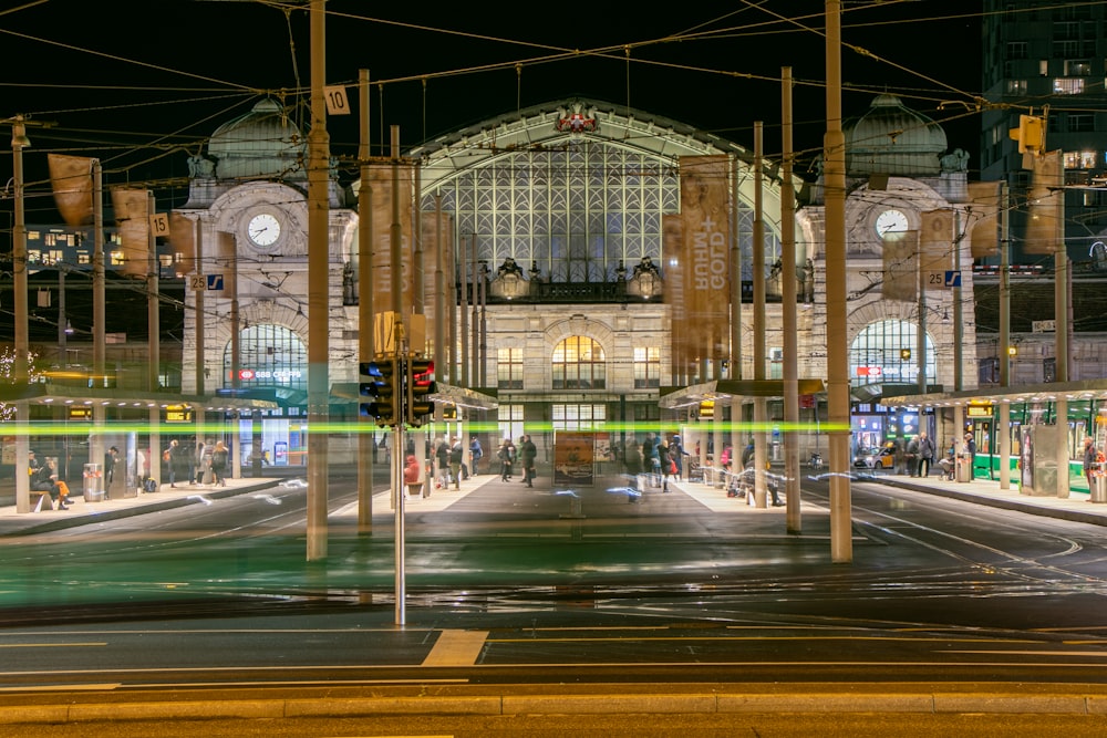 Photographie en accéléré de voitures sur la route pendant la nuit