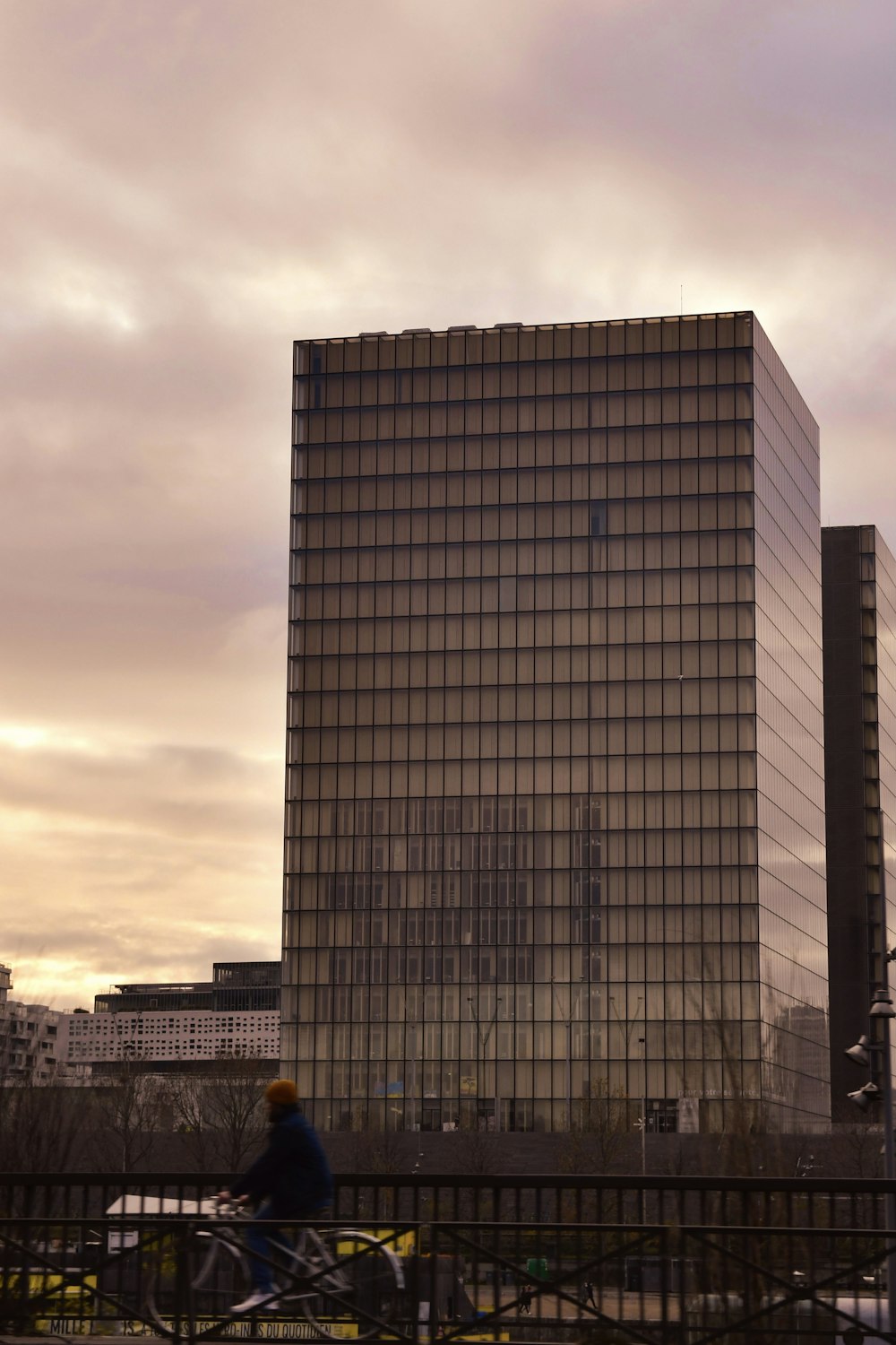 Schwarz-graues Hochhaus bei Sonnenuntergang