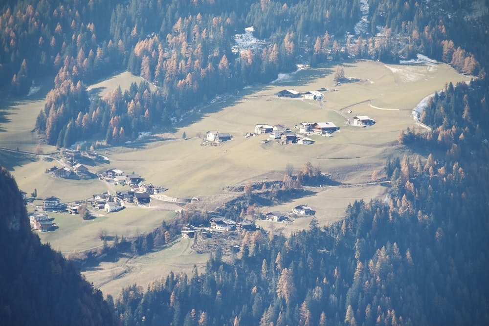 Vue aérienne des montagnes enneigées pendant la journée