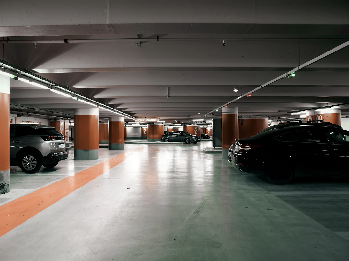 Interior da garagem DK Garage com veículos premium