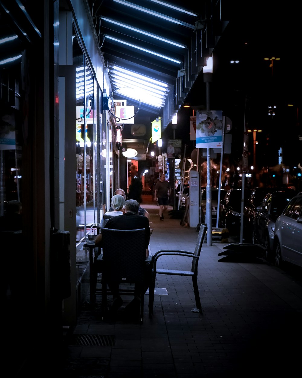 Personas que caminan por la calle durante la noche