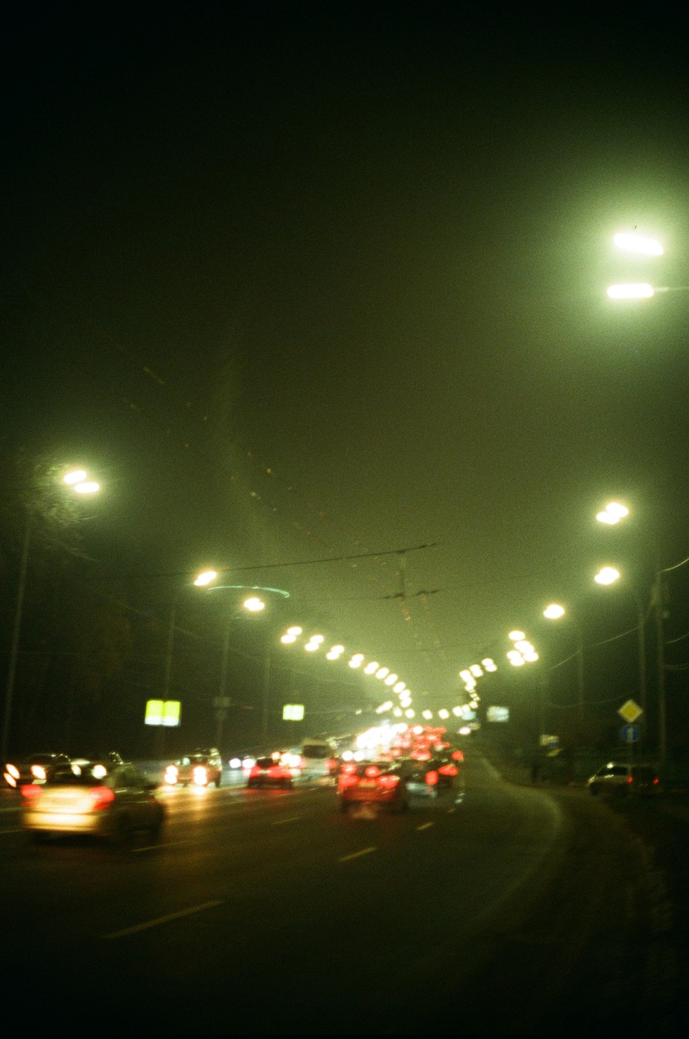 Voitures sur la route pendant la nuit