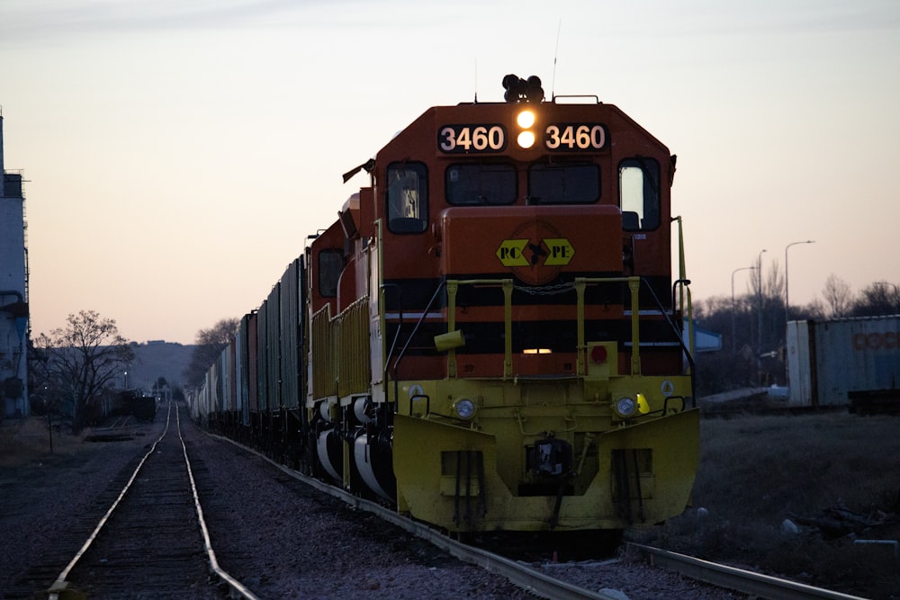 Tren amarillo y negro en las vías del tren durante el día