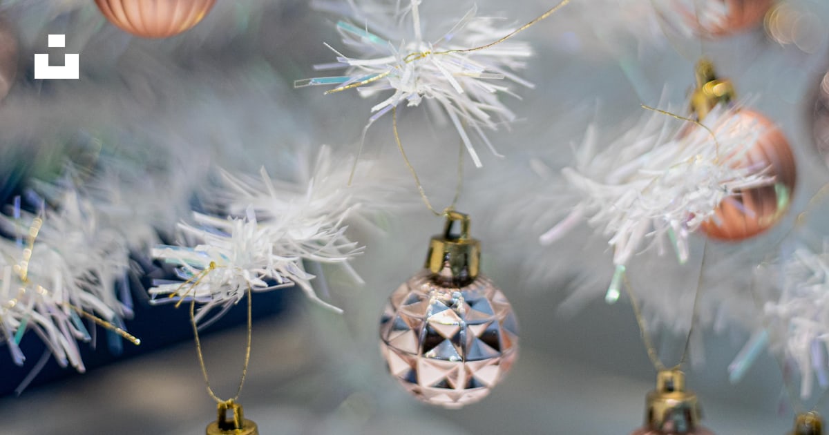 Foto zum Thema Weiße und goldene Kugeln auf weißem Weihnachtsbaum