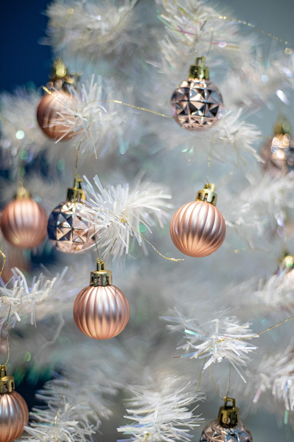 Bolas de oro y plata en árbol de Navidad blanco