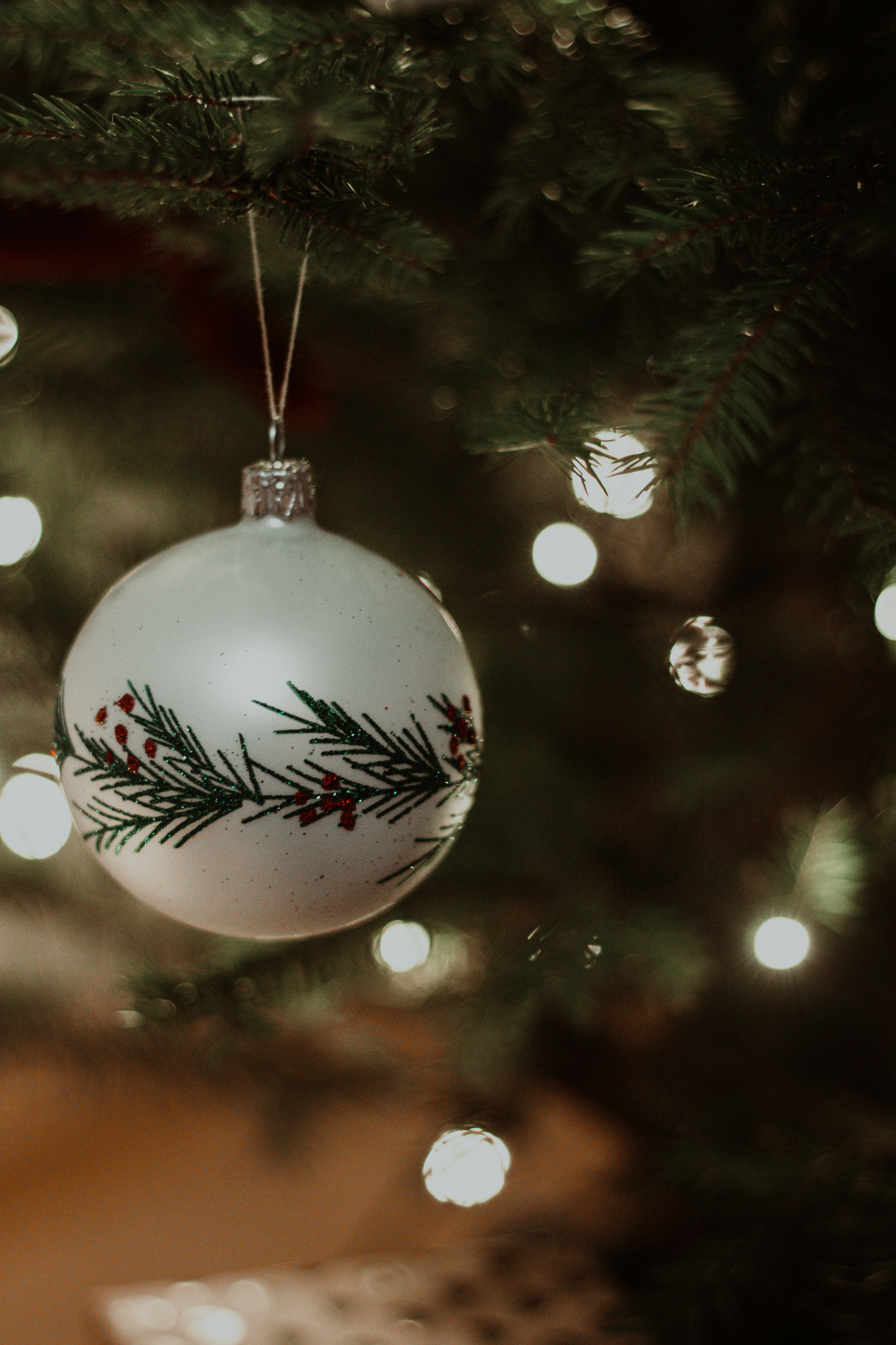 緑のクリスマス ツリーに白い天使の飾りの写真 Unsplashで見つけるヴロツワフの無料写真