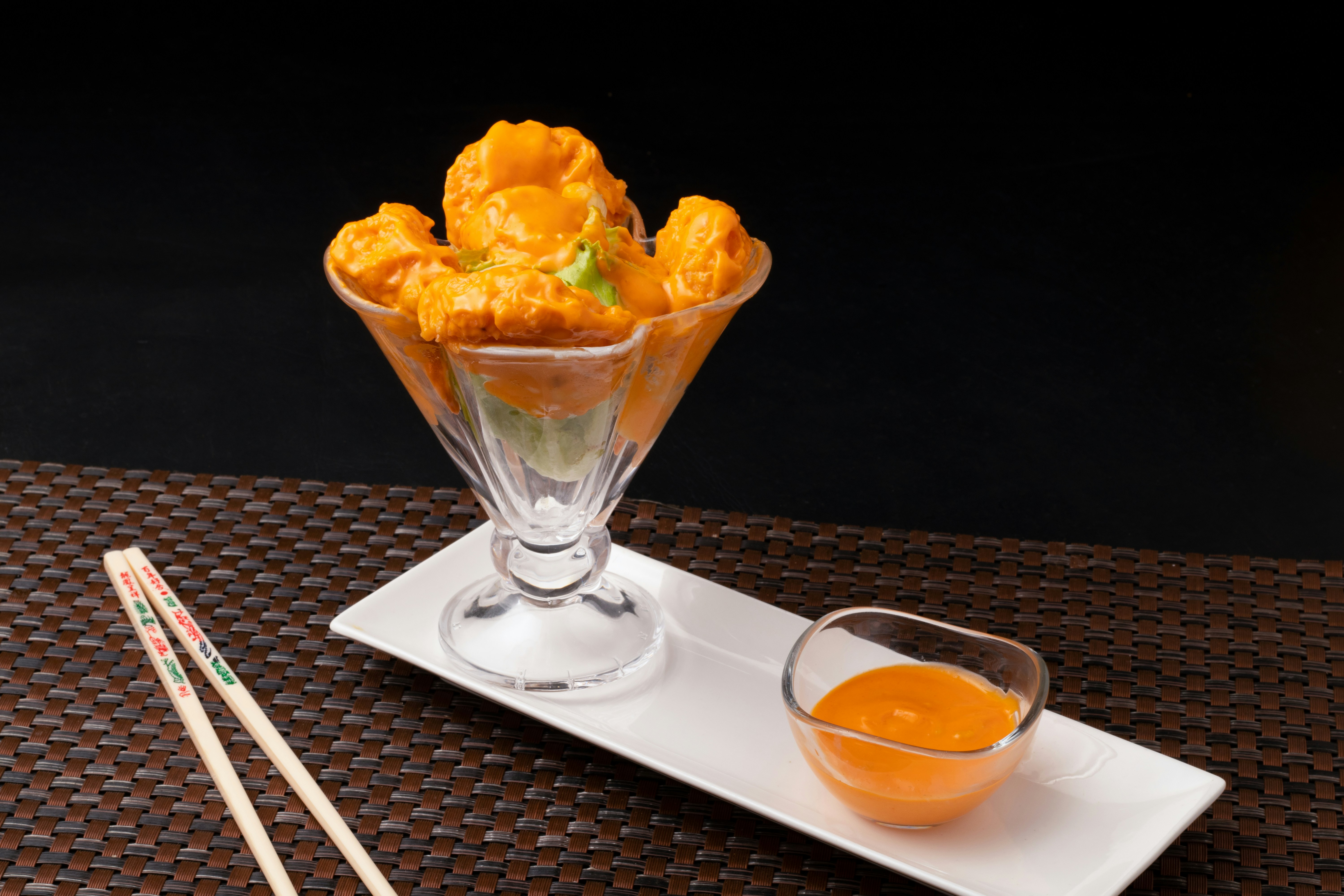 sorvete em copo de vidro transparente