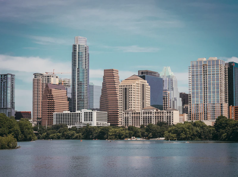skyline de Austin junto al agua