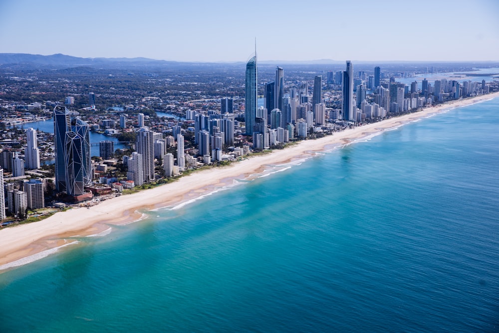 Veduta aerea degli edifici della città vicino al mare durante il giorno