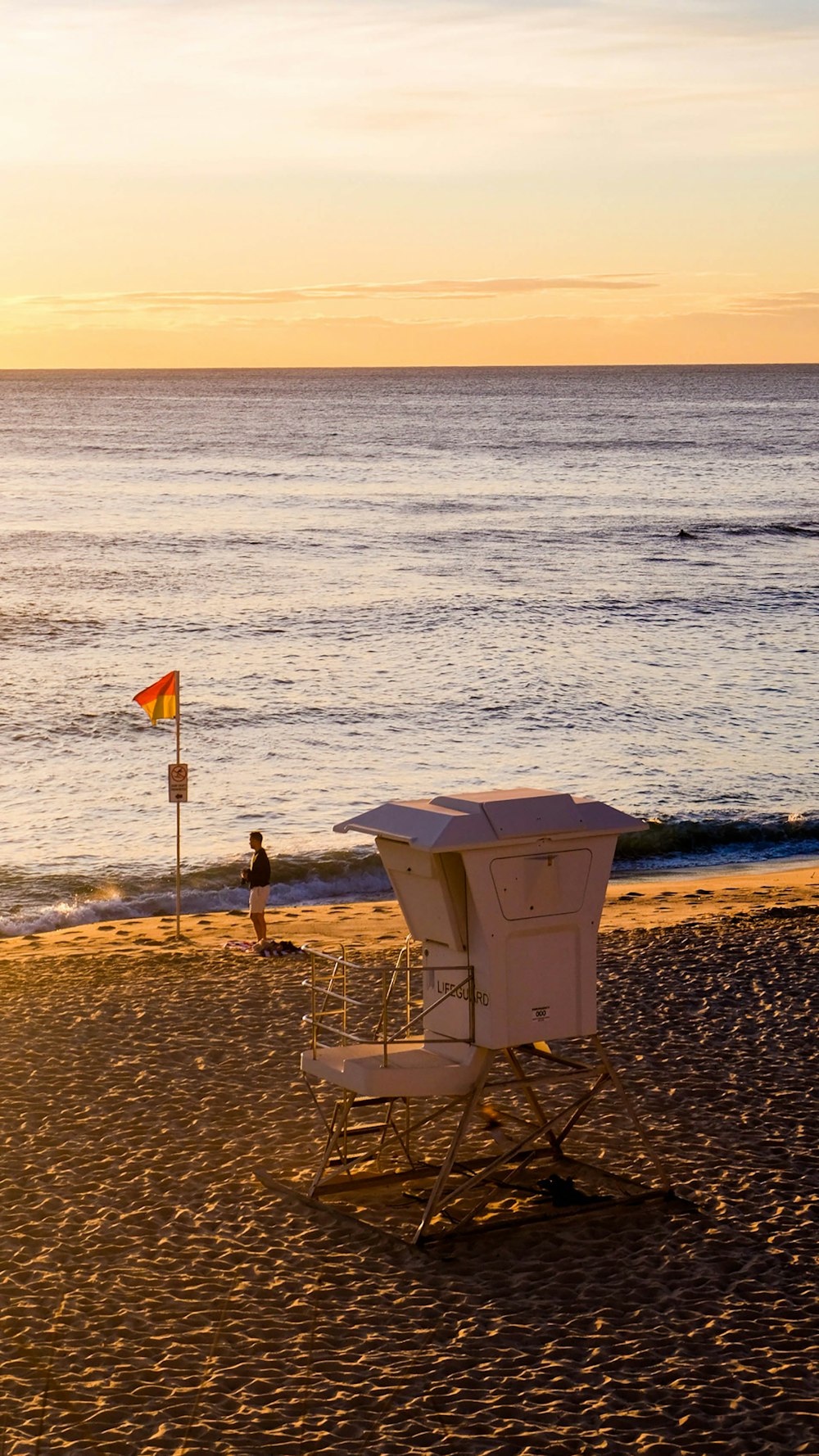 Maison de sauveteur blanc sur le rivage de la plage pendant la journée
