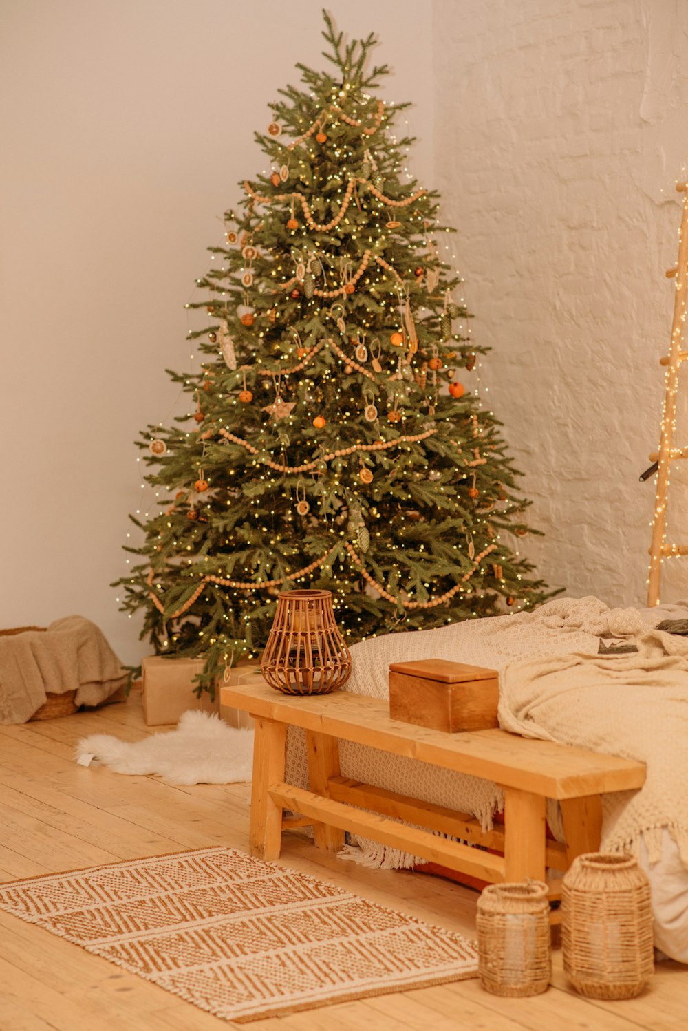 Grüner Weihnachtsbaum auf braunem Holztisch