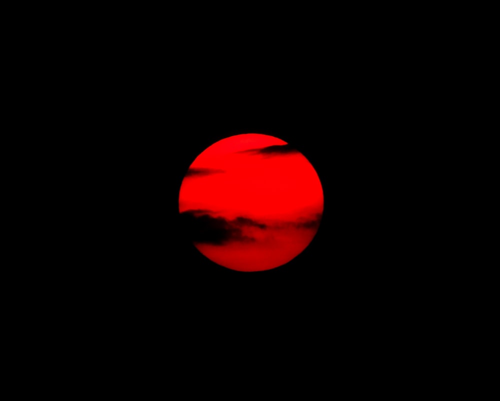 Roter Mond auf schwarzem Hintergrund