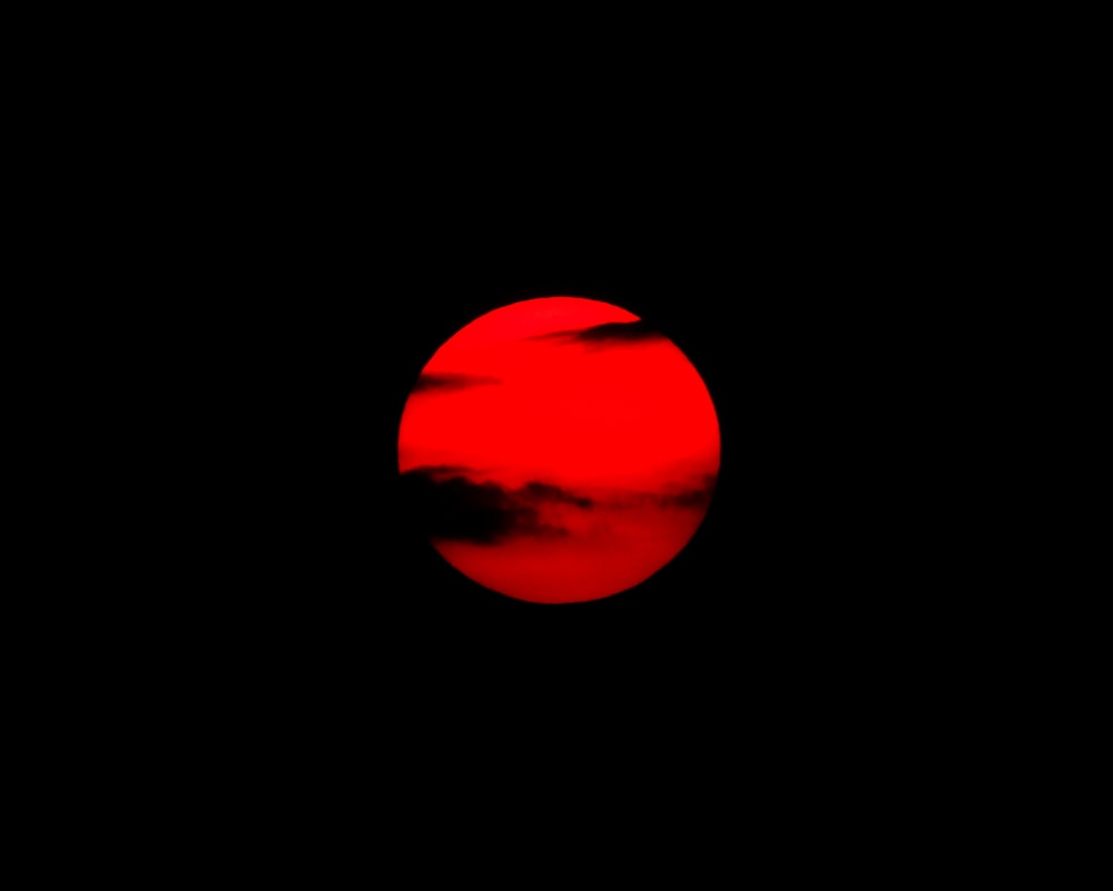 黒い背景に赤い月