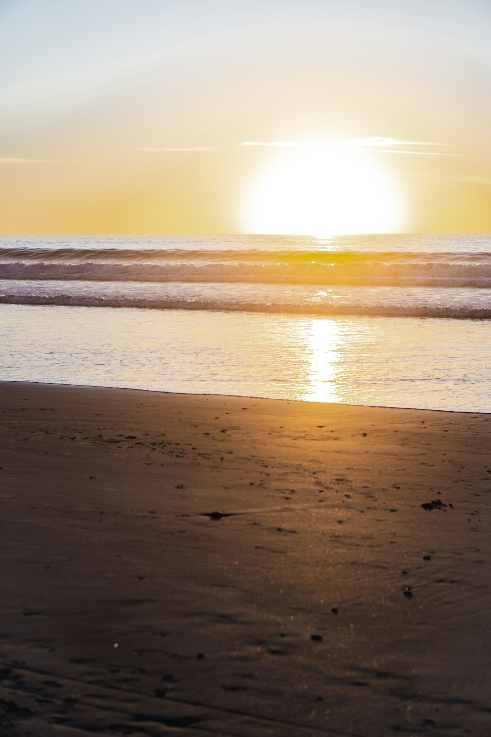 vagues de mer s’écrasant sur le rivage au coucher du soleil