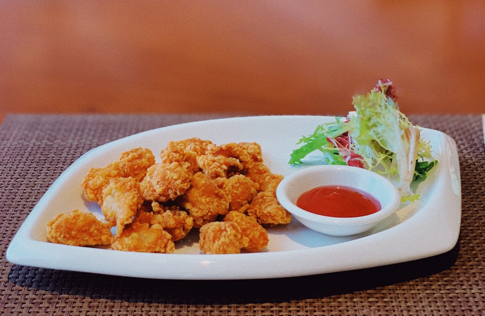 poulet frit sur assiette en céramique blanche